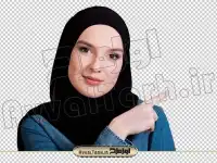 تصویر دوربری شده خانم با حجاب در حال اشاره کردن