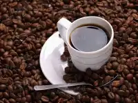 تصویر فنجان قهوه و دانه های قهوه
