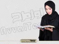 تصویر با کیفیت خانم ایستاده در حال قرآن خواندن