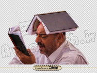 تصویر دوربری شده مرد قرآن بر سر گرفته و در حال دعا کردن
