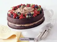 عکس با کیفیت کیک شکلاتی و میوه