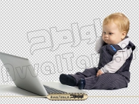 عکس دور بری شده نوزاد پسر با لپ تاپ