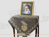 دوربری تصویر قاب عکس امام خمینی بر روی میز ترمه